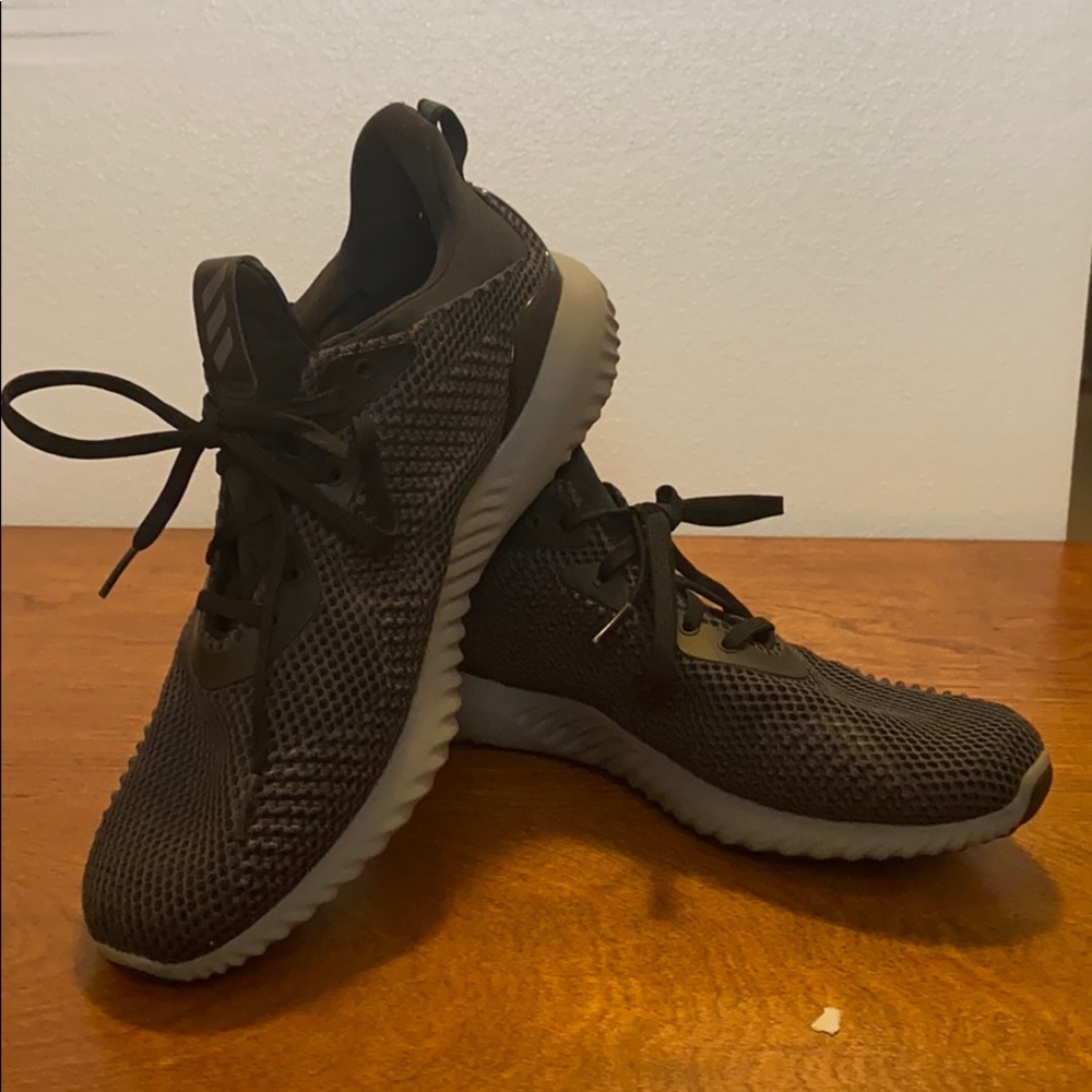 Adidas men’s AlphaBounce black shoes. 10